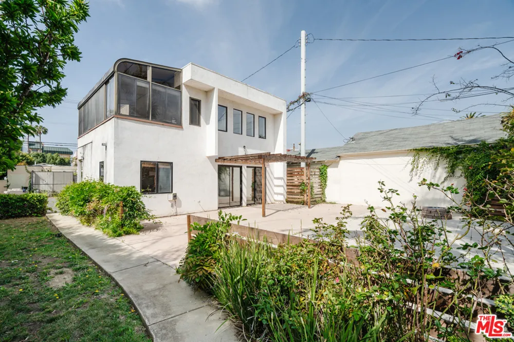 3875 Marcasel Avenue Los Angeles, CA 90066