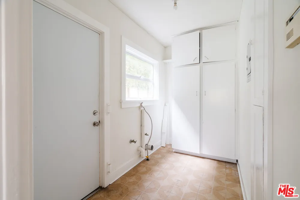 3875 Marcasel Avenue Los Angeles, CA 90066