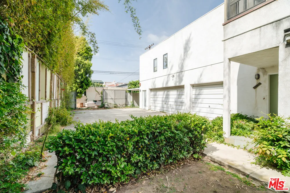 3875 Marcasel Avenue Los Angeles, CA 90066