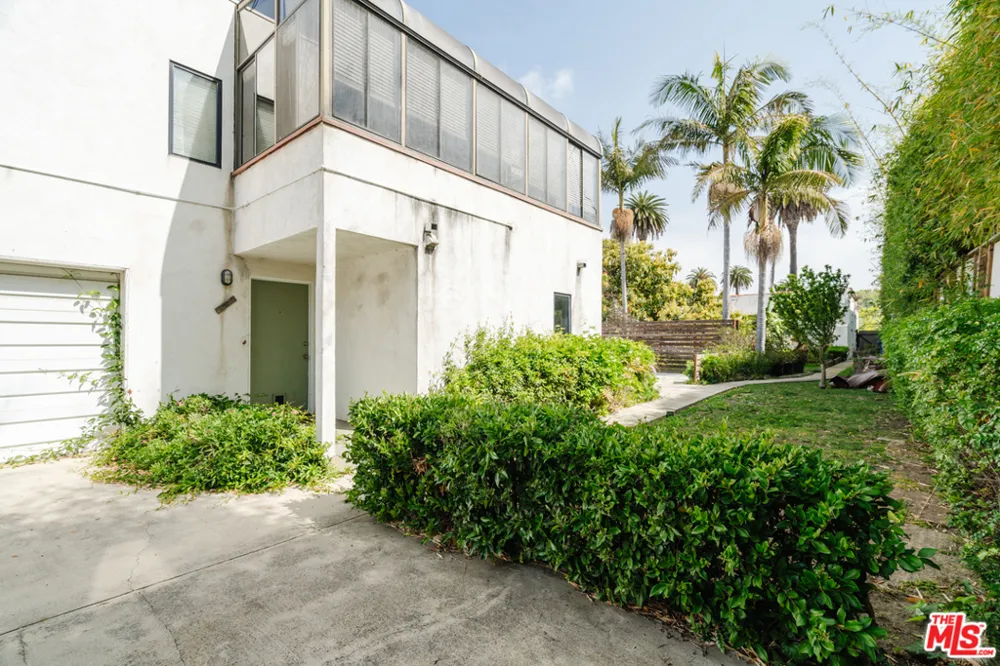 3875 Marcasel Avenue Los Angeles, CA 90066