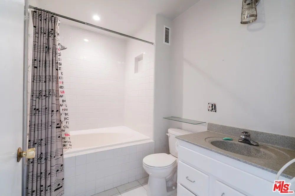 3875 Marcasel Avenue Los Angeles, CA 90066