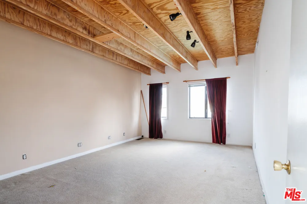 3875 Marcasel Avenue Los Angeles, CA 90066