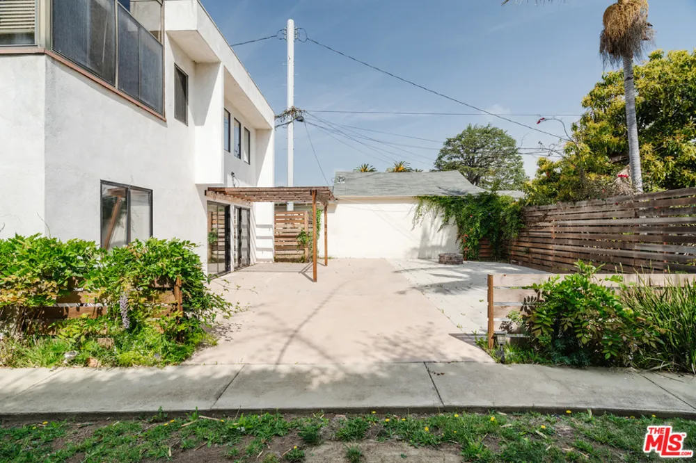 3875 Marcasel Avenue Los Angeles, CA 90066