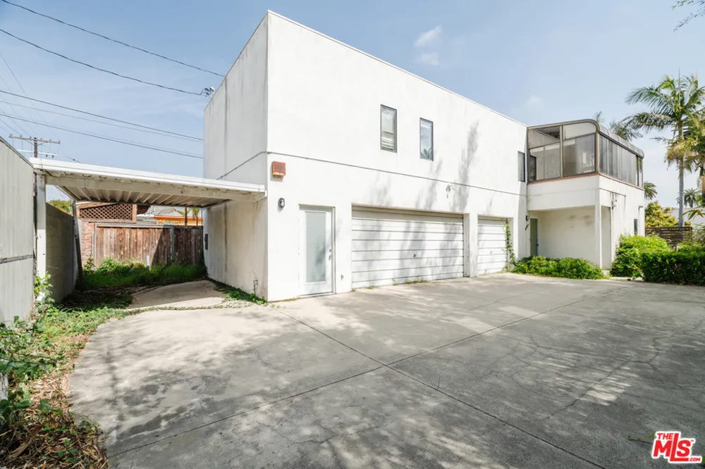3875 Marcasel Avenue Los Angeles, CA 90066