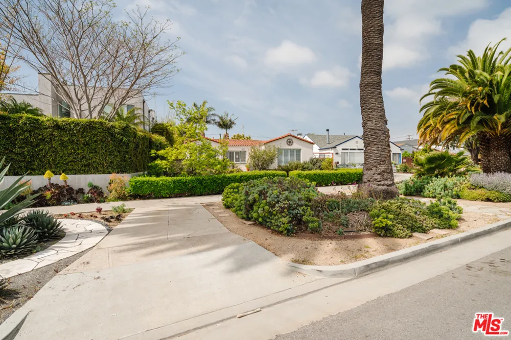 3875 Marcasel Avenue Los Angeles, CA 90066