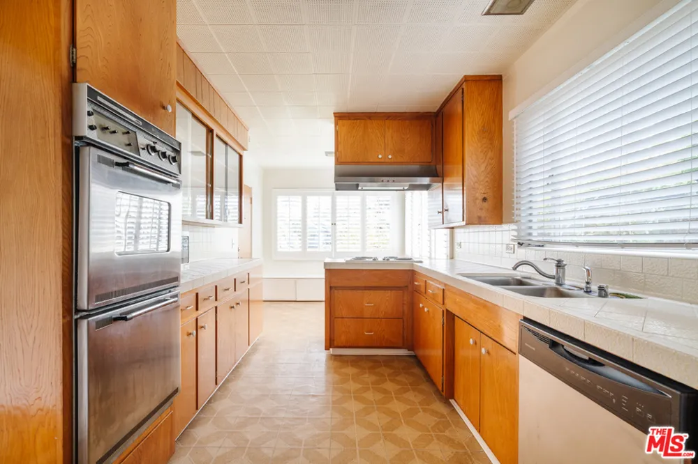 3875 Marcasel Avenue Los Angeles, CA 90066