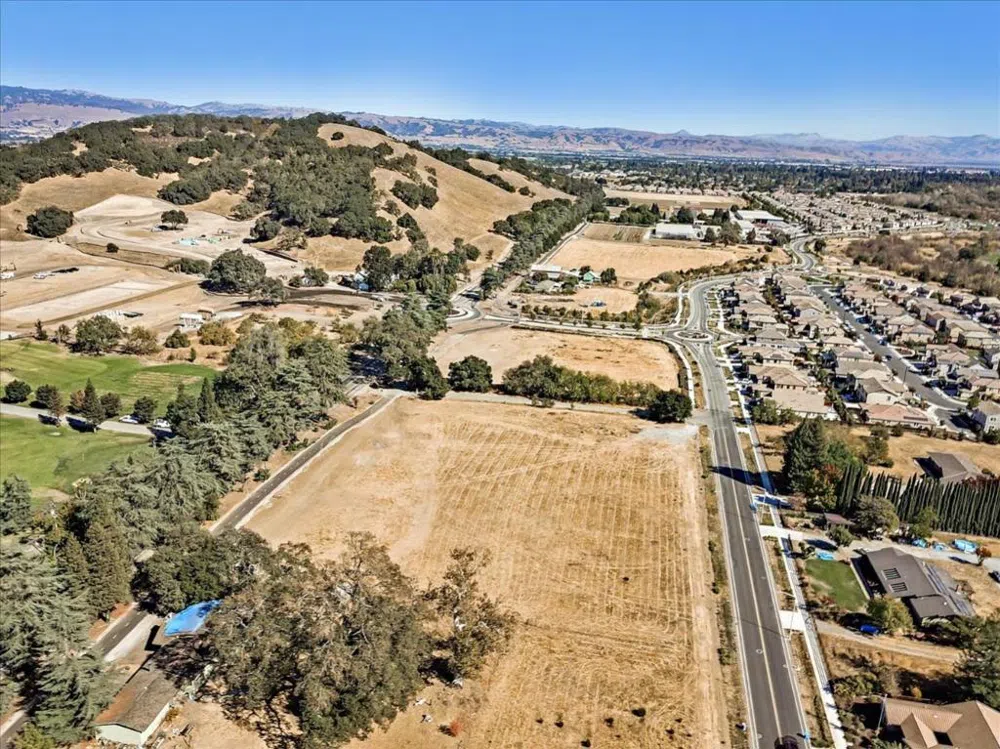 2740 Hecker Pass Road Gilroy, CA 95020