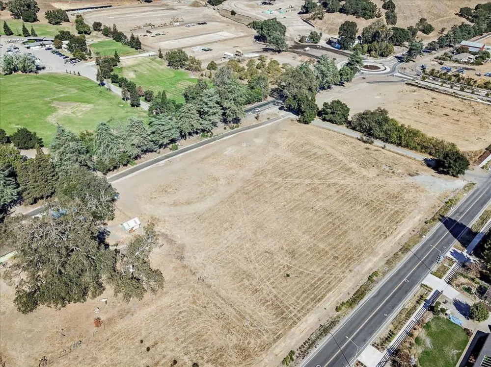 2740 Hecker Pass Road Gilroy, CA 95020