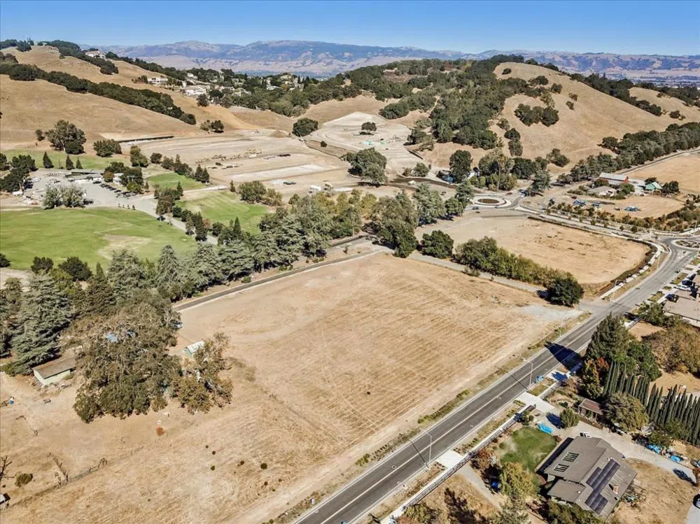 2740 Hecker Pass Road Gilroy, CA 95020