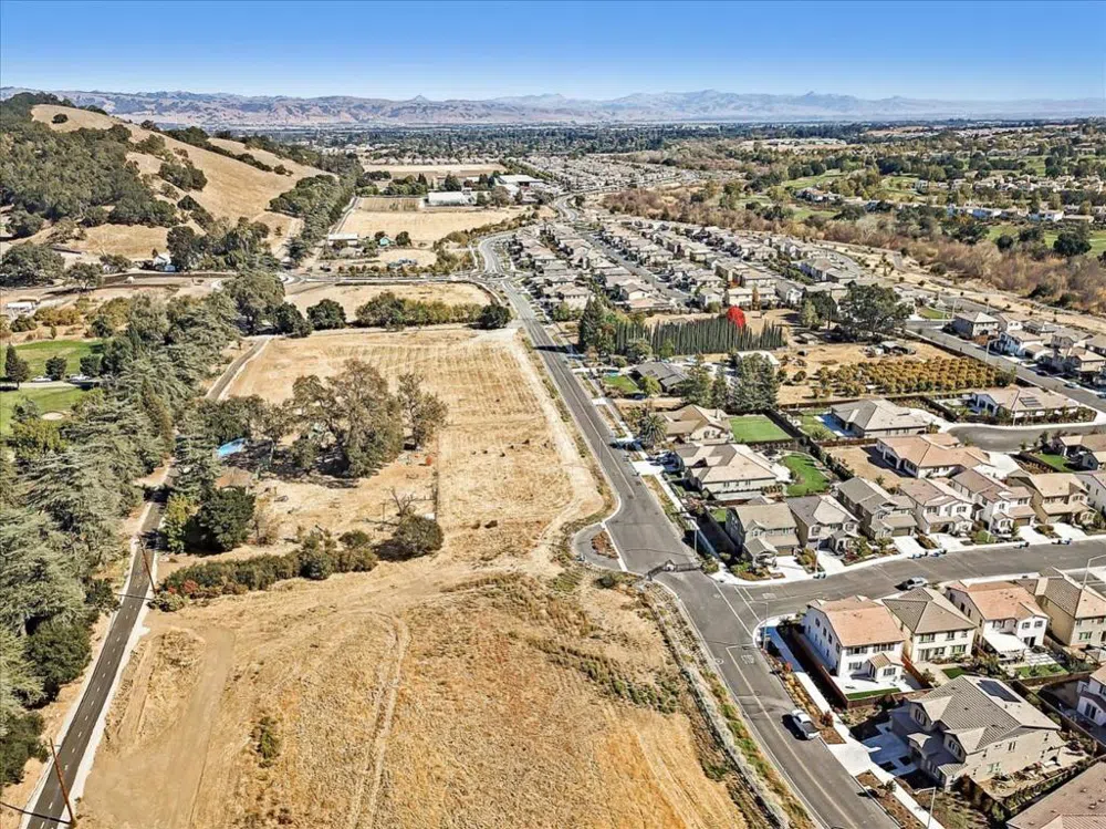 2740 Hecker Pass Road Gilroy, CA 95020