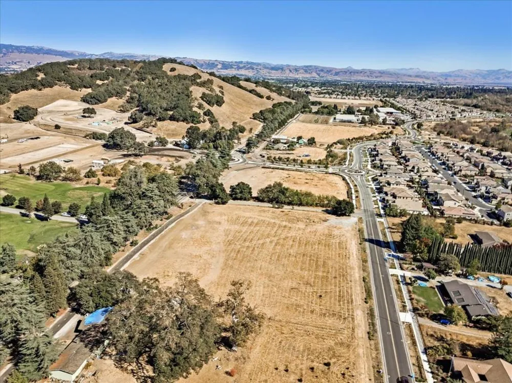 2740 Hecker Pass Road Gilroy, CA 95020