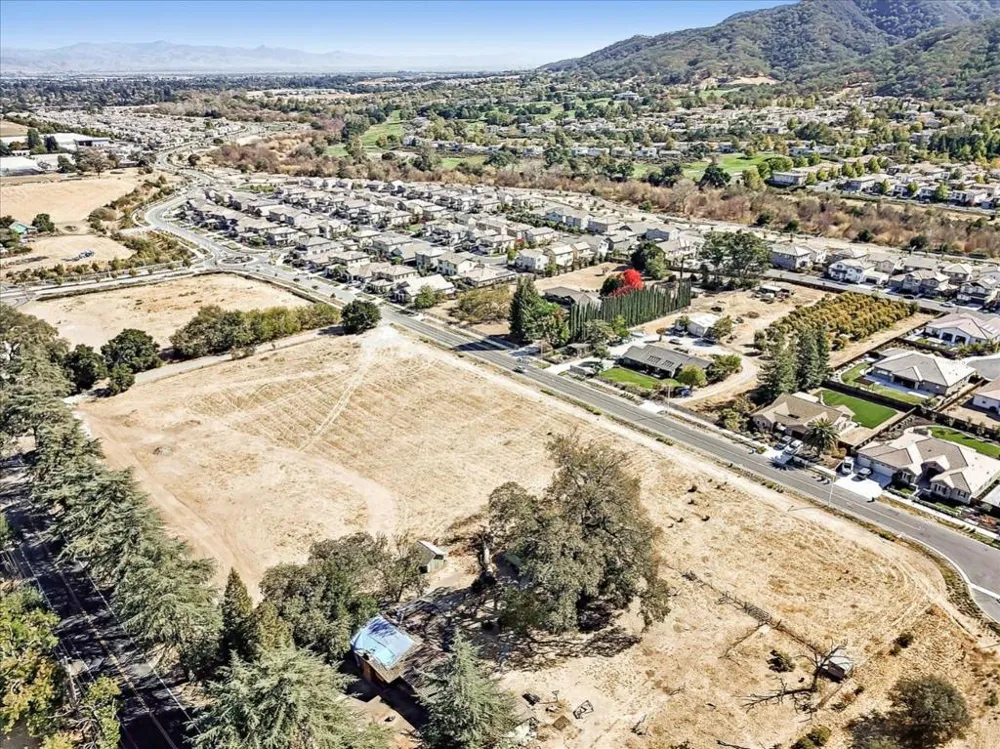 2740 Hecker Pass Road Gilroy, CA 95020