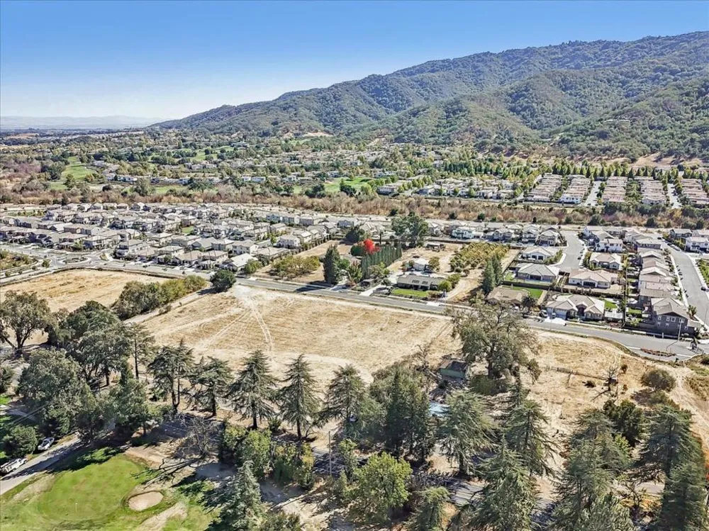 2740 Hecker Pass Road Gilroy, CA 95020