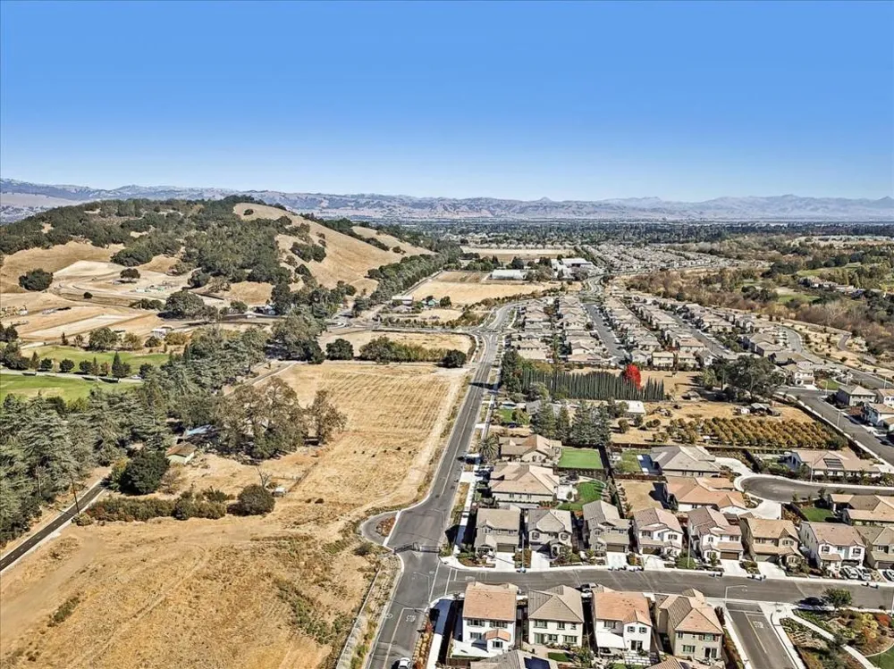 2740 Hecker Pass Road Gilroy, CA 95020