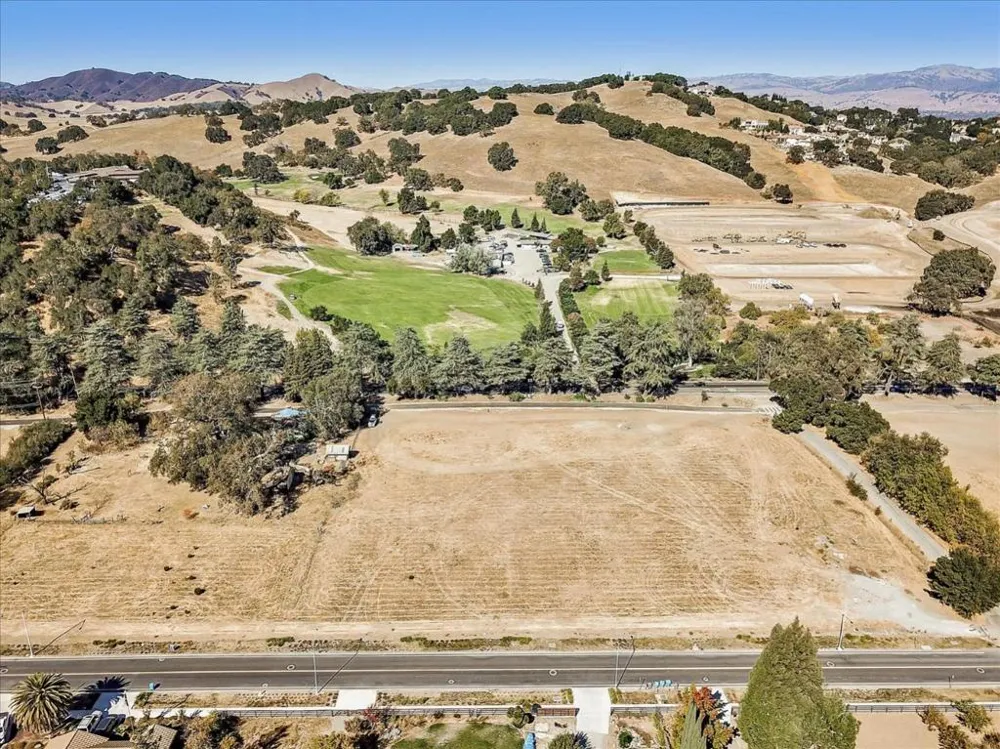 2740 Hecker Pass Road Gilroy, CA 95020