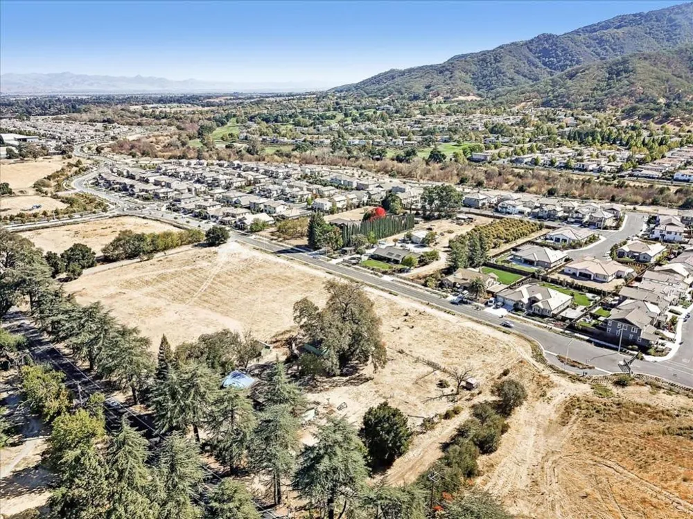 2740 Hecker Pass Road Gilroy, CA 95020
