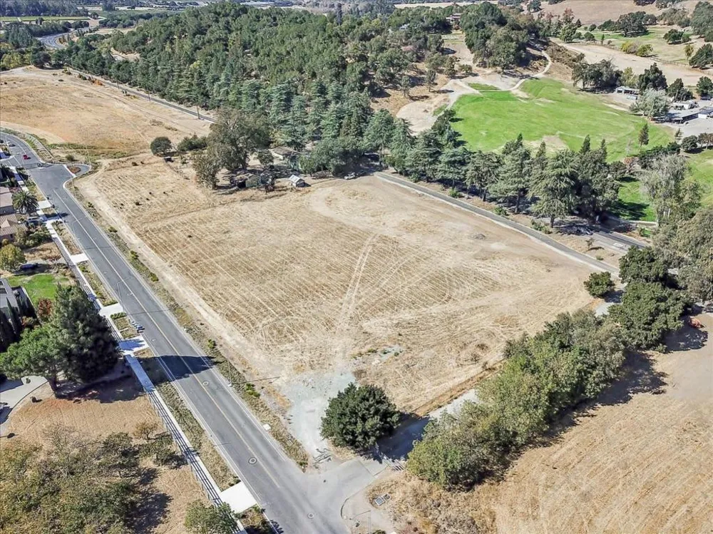 2740 Hecker Pass Road Gilroy, CA 95020