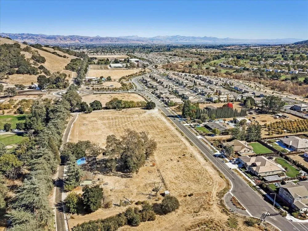 2740 Hecker Pass Road Gilroy, CA 95020