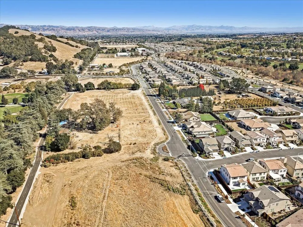 2740 Hecker Pass Road Gilroy, CA 95020