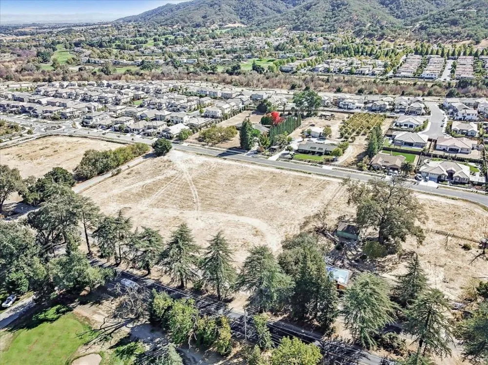 2740 Hecker Pass Road Gilroy, CA 95020