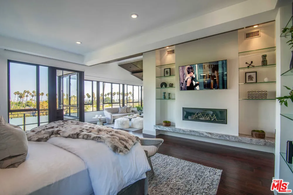 7801 Hillside Avenue Los Angeles, CA 90046
