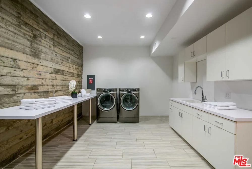 7801 Hillside Avenue Los Angeles, CA 90046