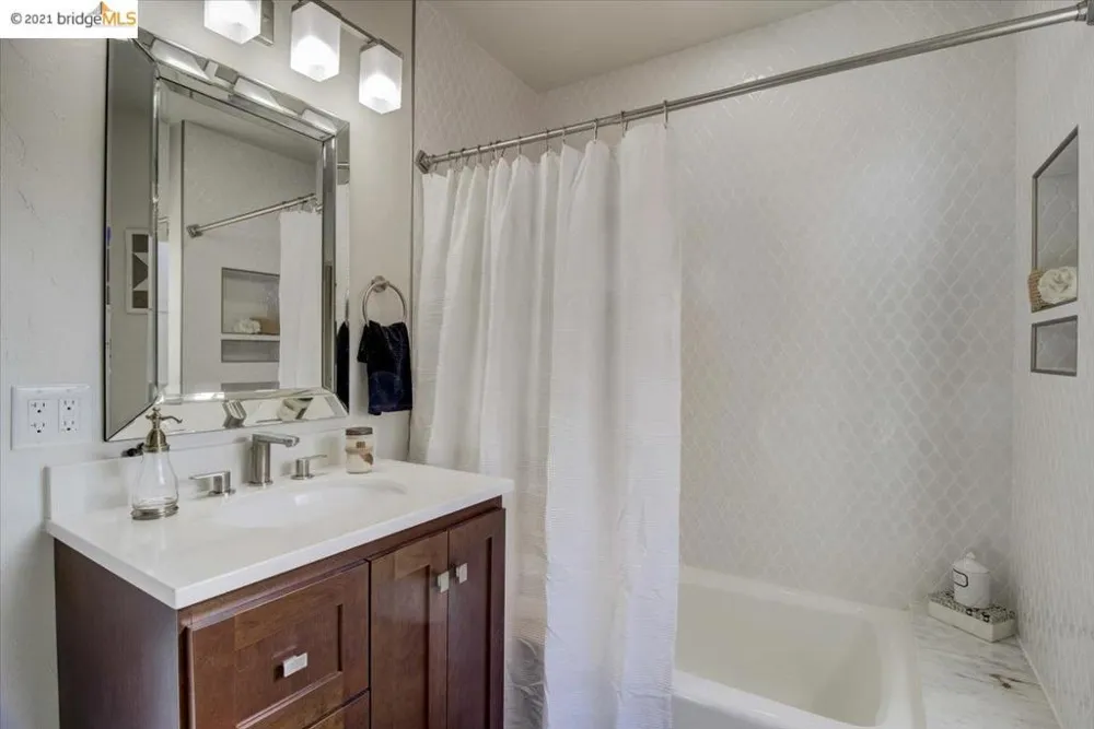 882 Alma Pl Oakland, CA 94610