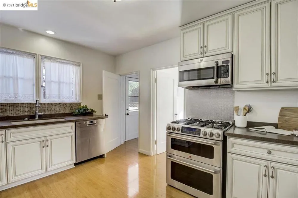 882 Alma Pl Oakland, CA 94610