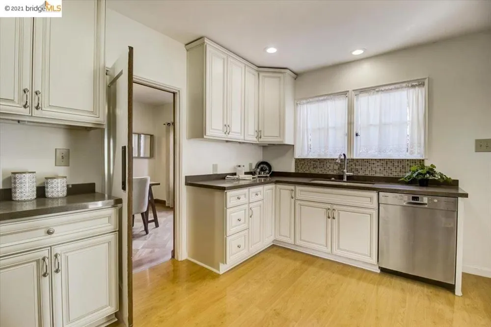 882 Alma Pl Oakland, CA 94610