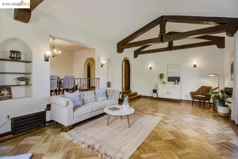 882 Alma Pl