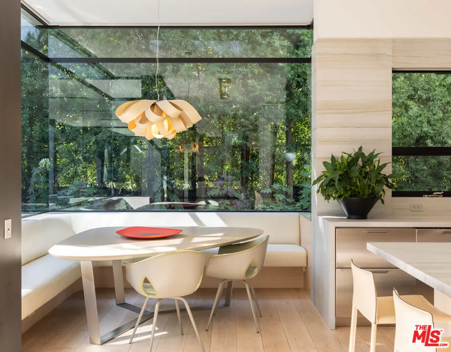 814 Toulon Drive Pacific Palisades, CA 90272