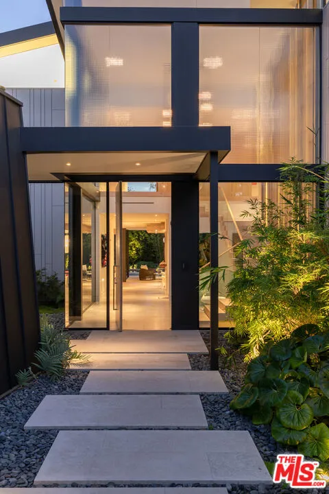 814 Toulon Drive Pacific Palisades, CA 90272