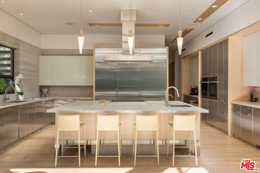 814 Toulon Drive Pacific Palisades, CA 90272