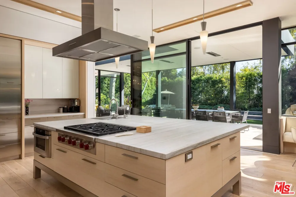 814 Toulon Drive Pacific Palisades, CA 90272