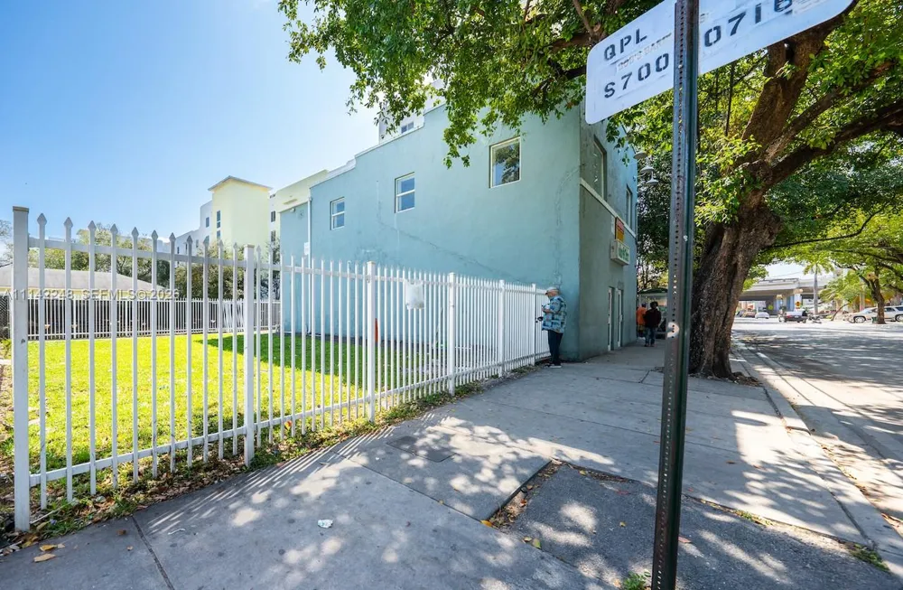 1525 NW 3rd Ave Miami, FL 33136