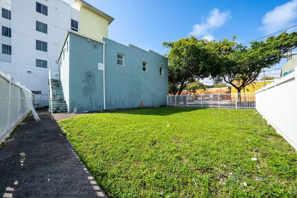1525 NW 3rd Ave Miami, FL 33136