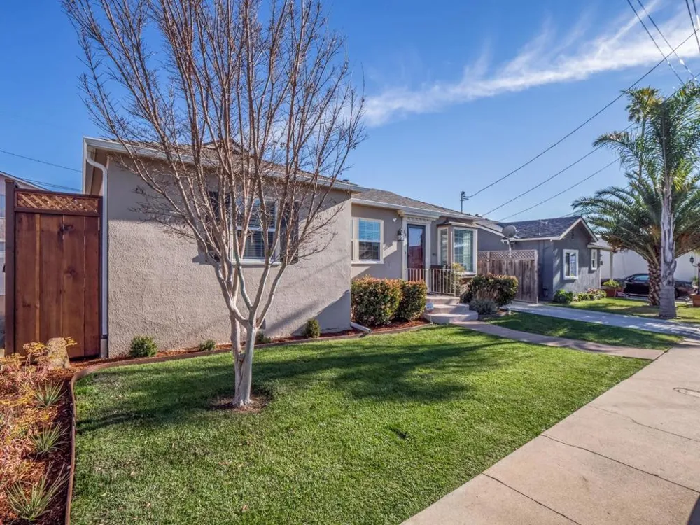 16 Eastern Drive Watsonville, CA 95076
