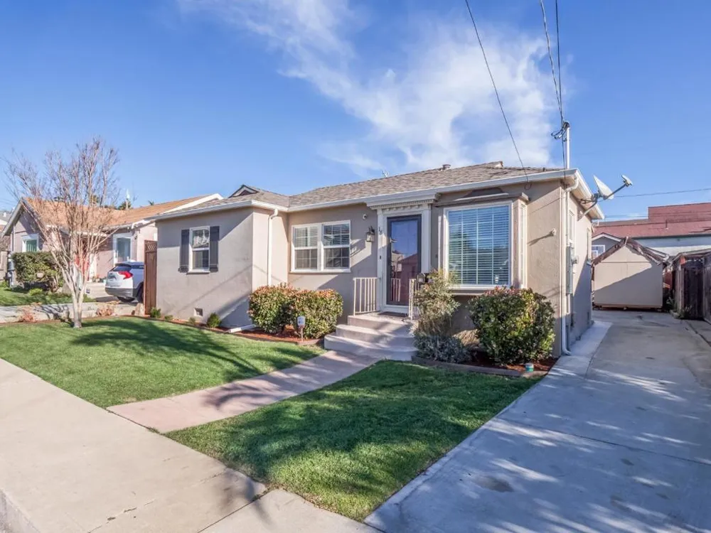 16 Eastern Drive Watsonville, CA 95076