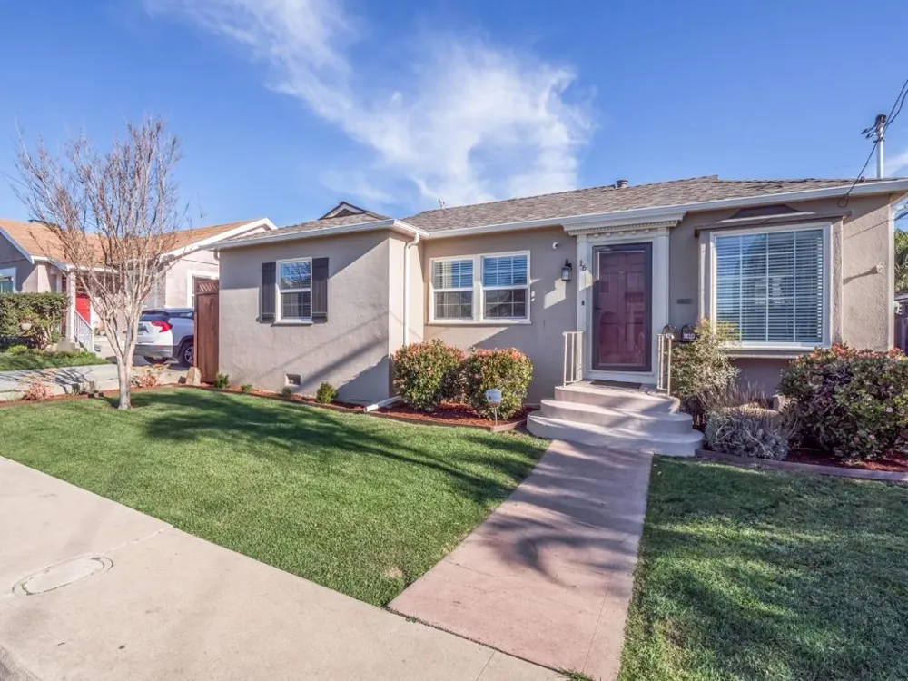 16 Eastern Drive Watsonville, CA 95076