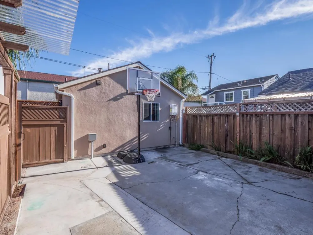 16 Eastern Drive Watsonville, CA 95076