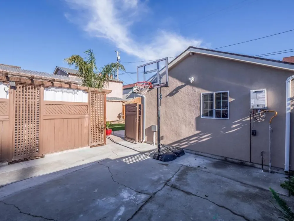 16 Eastern Drive Watsonville, CA 95076
