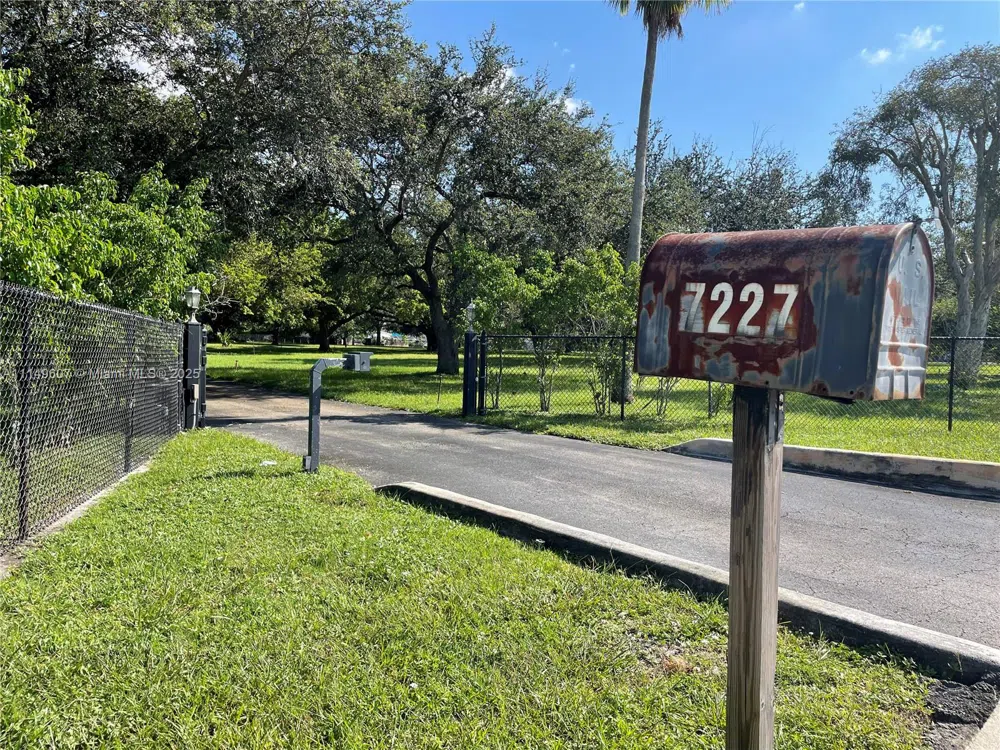 7227 Taft St Pembroke Pines, FL 33024