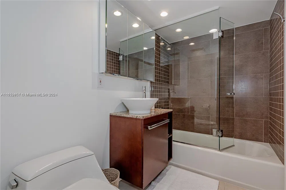 2301 Collins Ave #938 Miami Beach, FL 33139