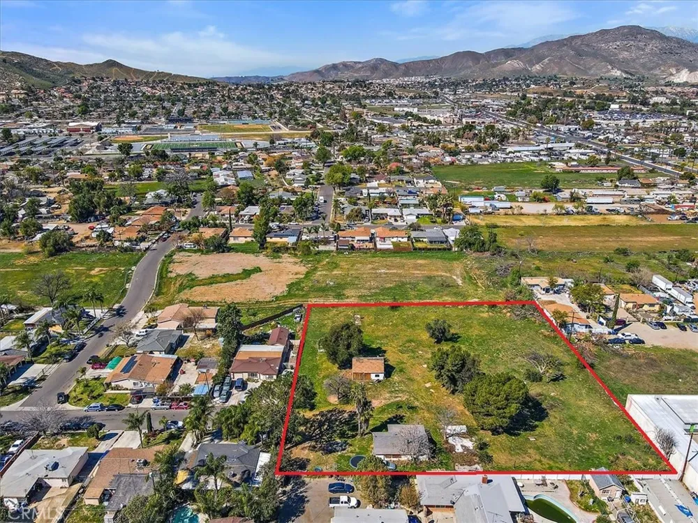 4077 Riverview Drive Riverside, CA 92509