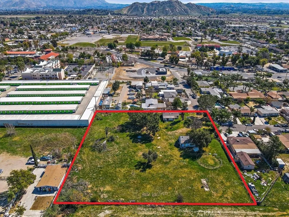 4077 Riverview Drive Riverside, CA 92509