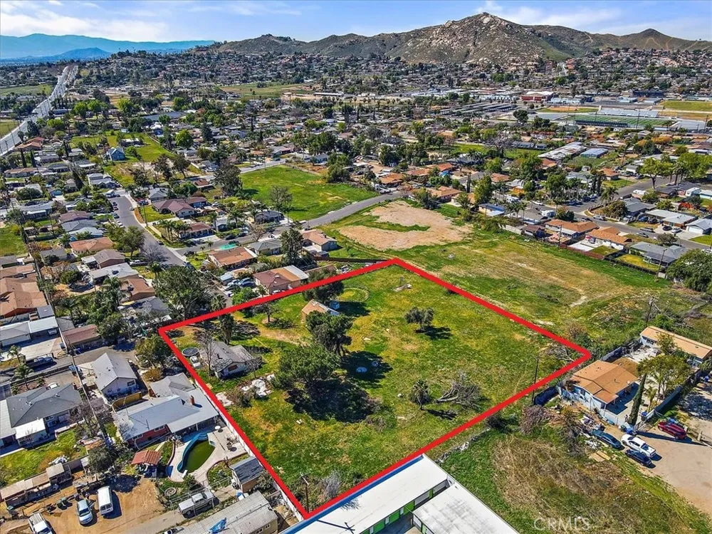 4077 Riverview Drive Riverside, CA 92509