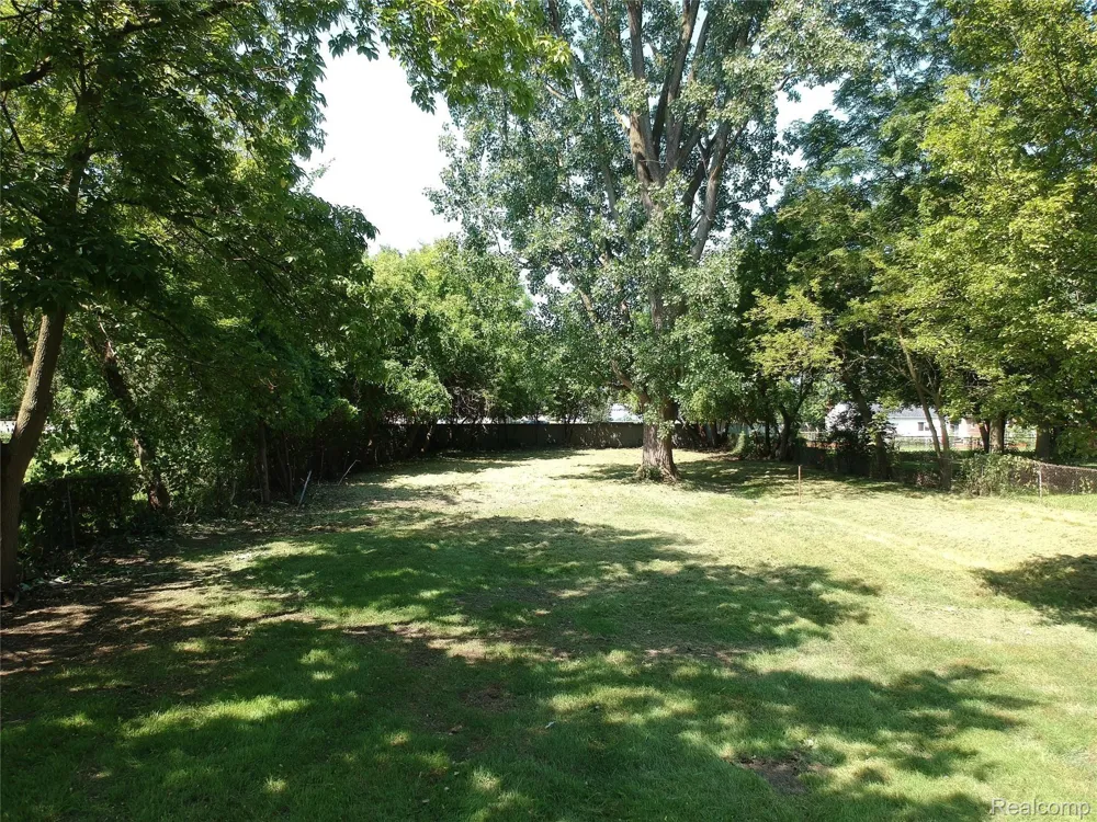 25601 PETER KALTZ ROAD Warren City, MI 48091