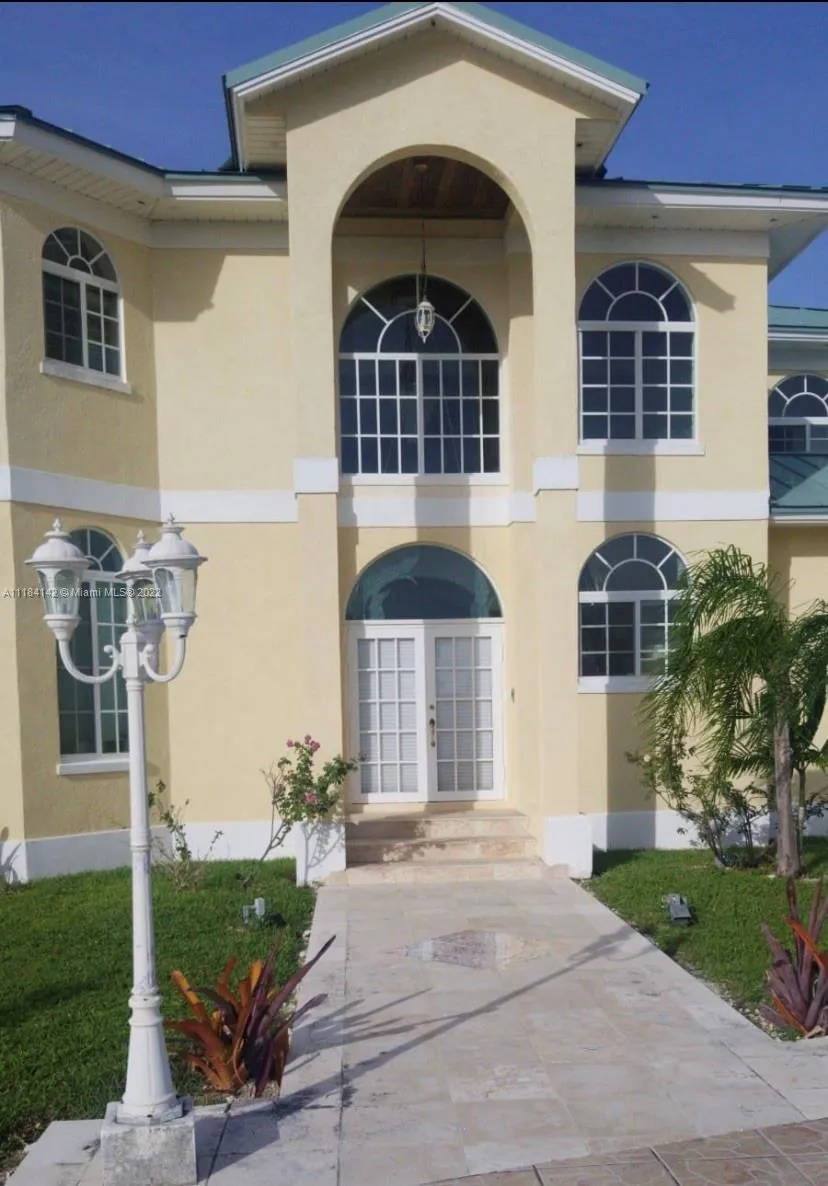 6 Bahama 