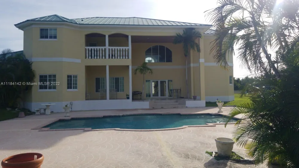 6 Bahama 