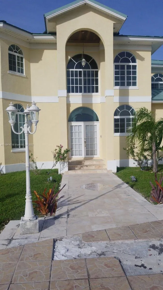 6 Bahama 